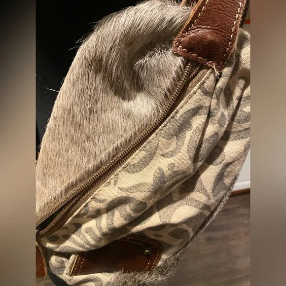 Crossbody Bag with fur - Picture 2 of 5